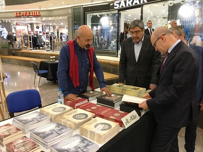Başbakan Yardımcısı Mehmet Şimşek Atalar´ın kitap imza standını ziyaret etti