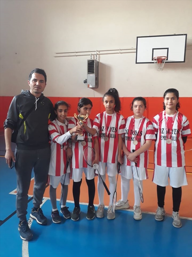 Besni Atatürk Ortaokulu Badmintonda il ikincisi oldu