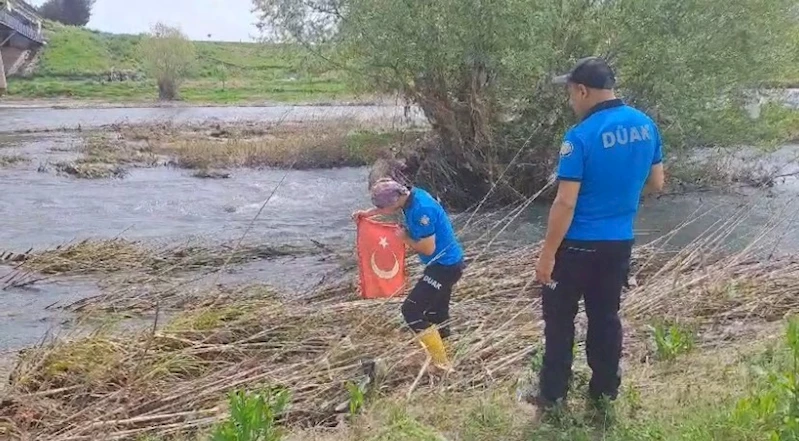 Arama kurtarma faaliyetinde olan ekibin ‘Türk bayrağı’ hassasiyeti